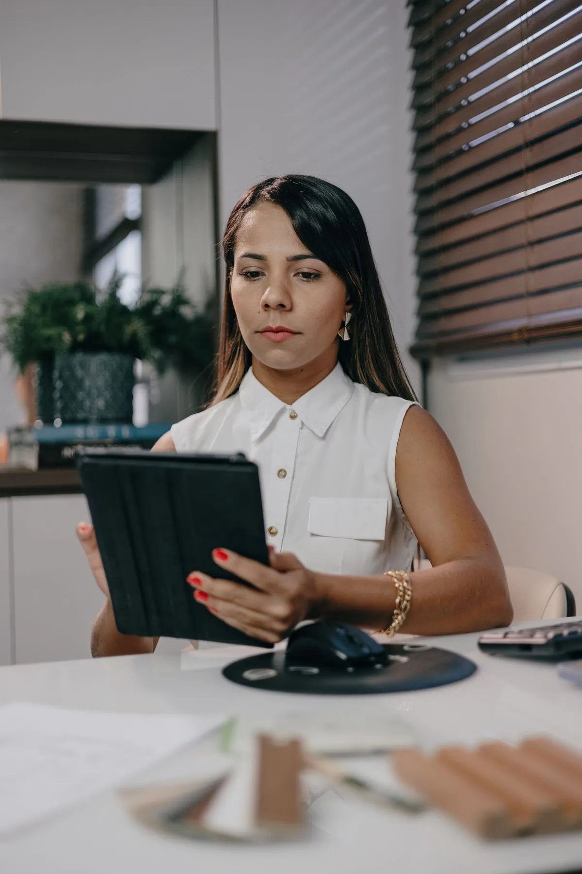 Dueña de una pyme revisando datos de su negocio en una tablet
